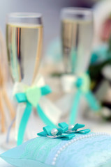 wineglasses with wedding decor turquoise