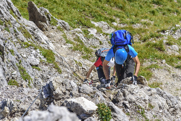 Vater und Sohn im Klettersteig