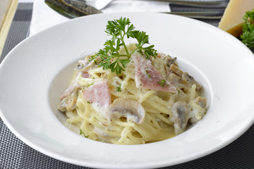 Spaghetti with ham and mushroom cream