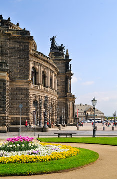 Fr&uuml;hlingsbl&uuml;te und Rabatten vor der Semperoper Dresden, Sachsen, Deutschland, Europa