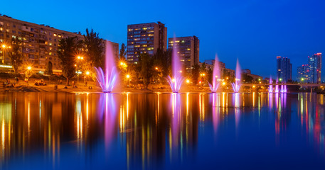Fototapeta na wymiar Night view of the city and colorful fountains