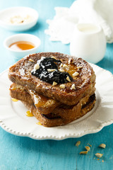 French toasts with cinnamon, honey and nuts
