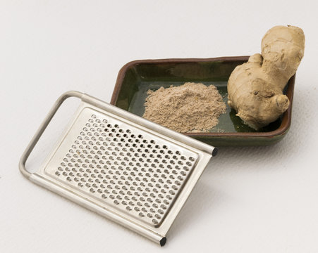 Rayando jengibre.
Condimento muy utilizado en gastronom&iacute;a como aderezo natural.
