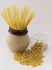 Espaguetis y macarrones crudos.
Pasta  preparada para ser hervida y aderezada.

