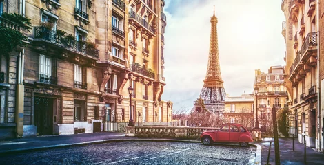 Poster Im Rahmen Der Eiffelturm in Paris von einer winzigen Straße aus © AA+W