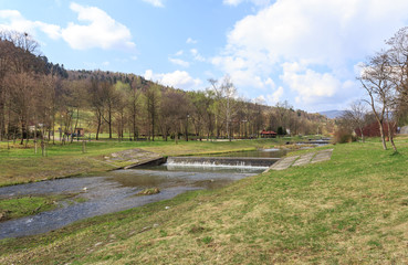 Fototapeta na wymiar Muszyna w Beskidzie Sadeckim - stopnie wodne potoku Szczawnik, tuż przed jego ujściem do Popradu
