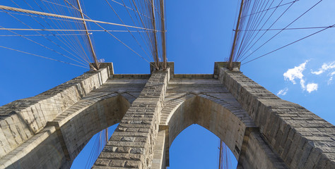 Obraz premium Niesamowita architektura w Nowym Jorku - słynny Most Brookliński - MANHATTAN / NOWY JORK - 1 KWIETNIA 2017