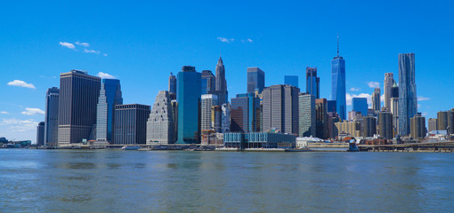 Fototapeta na wymiar New York Manhattan Skyline - view from Brooklyn- MANHATTAN / NEW YORK - APRIL 1, 2017