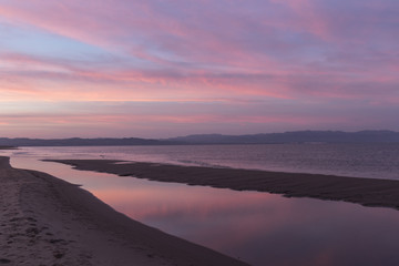 Obraz premium Rosada puesta de sol en la playa del Fangar del Delta del Ebro