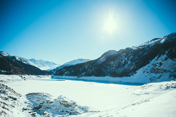 Fototapeta na wymiar Schweizer Berge an einem sonnigen Tag im Winter mit viel Schnee