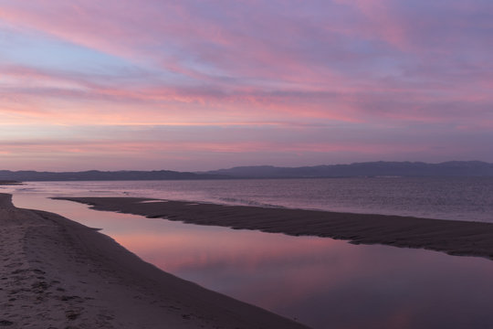 Rosada puesta de sol en la playa del Fangar del Delta del Ebro
