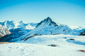 Schweizer Berge an einem sonnigen Tag im Winter mit viel Schnee