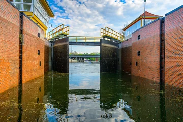 Tableaux ronds sur plexiglas Anti-reflet Canal lock gates of the water dam in river