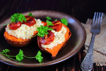запеченый батат с творогом и томатами