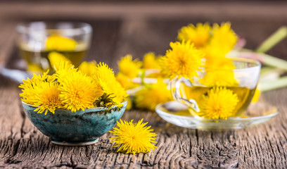 Obraz na płótnie Canvas Dandelion Tea.Yellow dandelion flowers and tea cups.