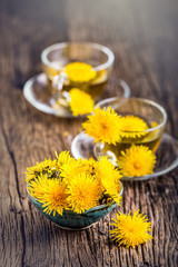Obraz na płótnie Canvas Dandelion Tea.Yellow dandelion flowers and tea cups.