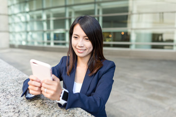 Obraz premium Young Businesswoman working on cellphone