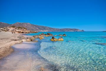 Wakacje na Krecie w Grecji. Idealna plaża Elafonisi z krystaliczną wodą. - 151291605