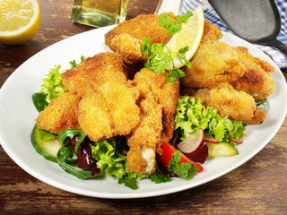 Backhendl Platte mit Zitrone auf Salat