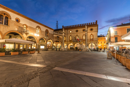 itália, ravena, detalhe da piazza del popolo 1211045 Foto de stock no  Vecteezy