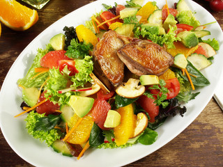 Gemischter Salat mit gebratener Wachtelbrust