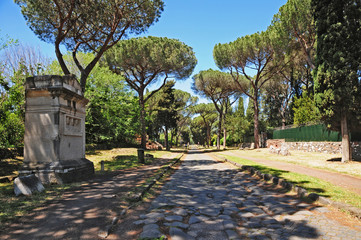Roma, ruderi e rovine sulla via Appia Antica