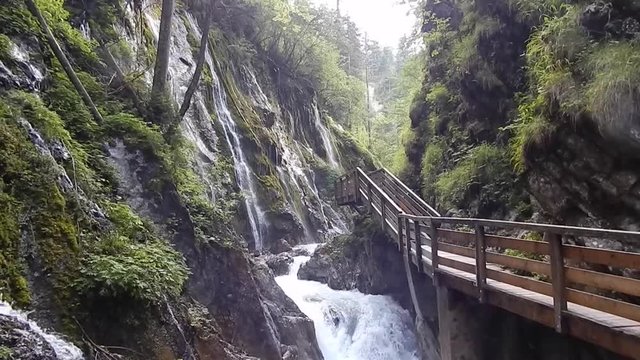 unterwegs durch die wimbachklamm in der Ramsau bei Berchtesgaden in Bayern