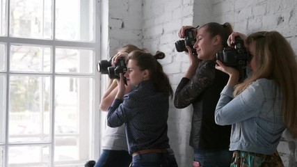 Many photographers with the camera from the camera and photograph the model in the master class. Photographs are trained. Backstage with photo shoot