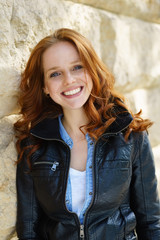 attraktive frau mit langen, roten haaren