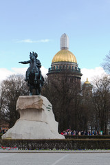 Fototapeta premium monument to Peter the great the bronze horseman on the background of St. Isaac's Cathedral in Saint-Petersburg
