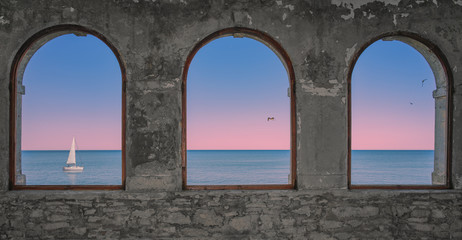 Drei Fenster mit Aussicht auf das Meer. Segeln bei Sonnenuntergang