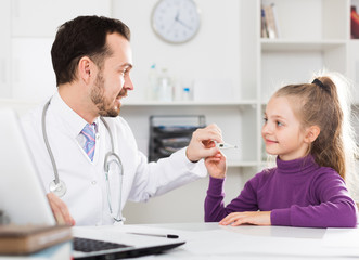 Obraz premium Male doctor and little girl