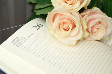 Dzień Mamy. 26 maja. Kartka z kalendarza. Bukiet róż.