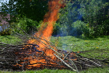 Lagerfeuer, holzige Gartenabfälle werden verbrannt