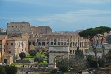 Fototapeta premium widok na Koloseum z forów cesarskich