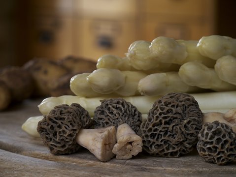 Frische Speisemorcheln, Spargel und Fr&uuml;hkartoffeln auf dem K&uuml;chentisch