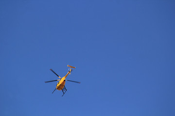 Firmamento con helicóptero.
