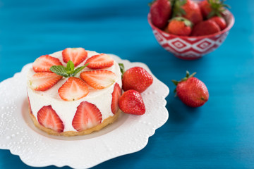 Strawberry cake with sour cream cream