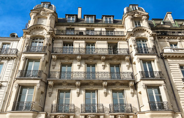 Fototapeta na wymiar The facade of Parisian building