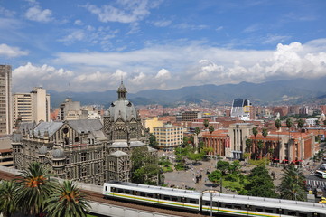 Panorámica del centro de la ciudad con el metro. Medellín, Colombia-