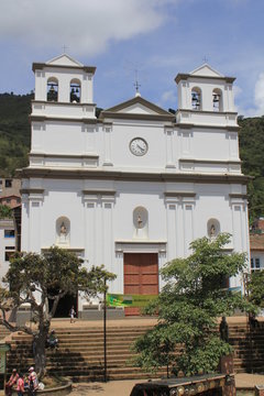 Templo y parque principal. Buritic&aacute;, Antioquia, Colombia.