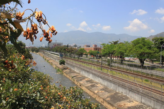 Viaducto del metro, estaci&oacute;n Envigado. Medell&iacute;n, Antioquia, Colombia. 