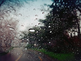 빗방울 맺힌 자동차 앞유리