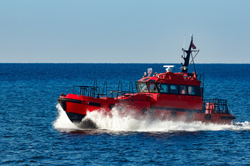 Red pilot boat © InfinitumProdux