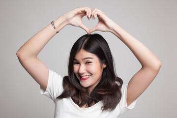 Obraz na płótnie Canvas Young Asian woman gesturing heart hand sign.