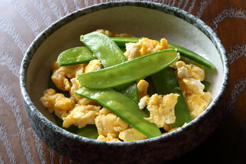 絹さやと卵の炒め物　stir-fried peas and eggs