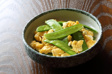 絹さやと卵の炒め物　stir-fried peas and eggs