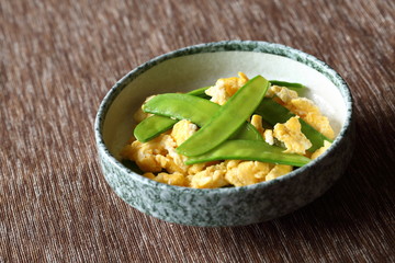 絹さやと卵の炒め物　stir-fried peas and eggs