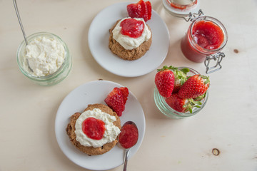Scones mit clotted cream und Marmelade