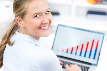 frau macht einen onlinekurs
